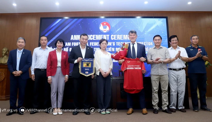 VFF giới thiệu GĐKT người Nhật Koshida Takeshi sáng 1-6. Ảnh: VFF. VFF giới thiệu GĐKT người Nhật Koshida Takeshi sáng 1-6. Ảnh: VFF.