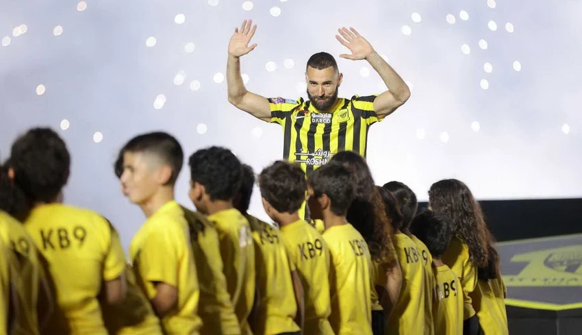 Tiền đạo Benzema vừa ra mắt đội bóng mới ở Saudi Arabia trong sự chào đón nồng nhiệt của các cổ động viên. Ảnh: GETTY. Tiền đạo Benzema vừa ra mắt đội bóng mới ở Saudi Arabia trong sự chào đón nồng nhiệt của các cổ động viên. Ảnh: GETTY.