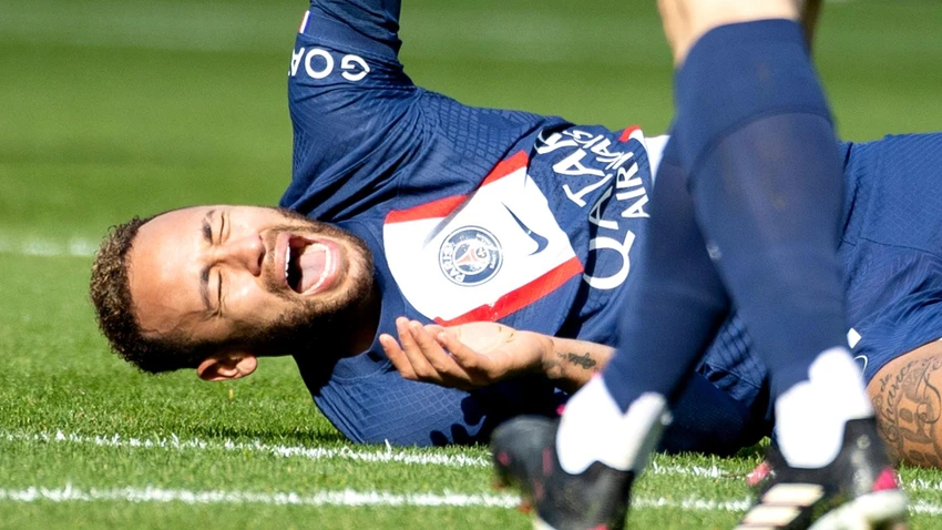 Chấn thương tiềm ẩn của Neymar cũng là một vấn đề khiến các CLB cân nhắc. Ảnh: GETTY. Chấn thương tiềm ẩn của Neymar cũng là một vấn đề khiến các CLB cân nhắc. Ảnh: GETTY.