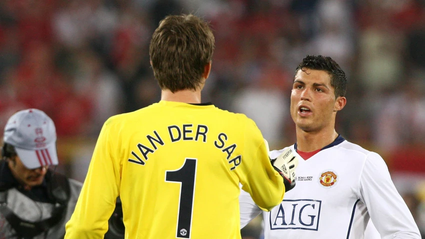 Cựu tuyển thủ Hà Lan Van der Sar tiết lộ Ronaldo là một người tốt. Ảnh: GETTY.