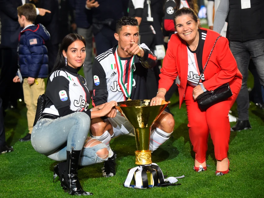 Vợ chồng Ronaldo và mẹ hạnh phúc với thành quả của chân sút người Bồ Đào Nha trong sự nghiệp quần đùi áo số. Ảnh: GETTY. Vợ chồng Ronaldo và mẹ hạnh phúc với thành quả của chân sút người Bồ Đào Nha trong sự nghiệp quần đùi áo số. Ảnh: GETTY.