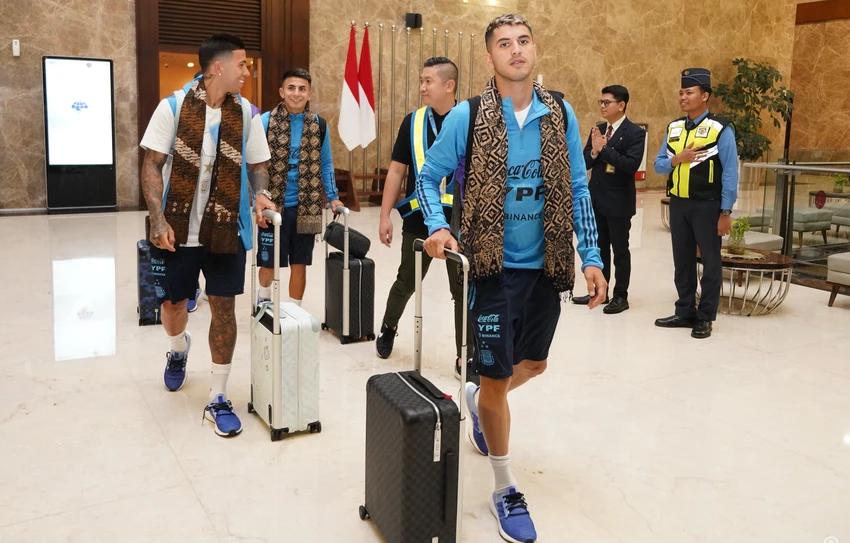 Các tuyển thủ Argentina đã đến Indonesia đêm 16-6 mà không có đội trưởng Messi. Ảnh: GETTY. Các tuyển thủ Argentina đã đến Indonesia đêm 16-6 mà không có đội trưởng Messi. Ảnh: GETTY.