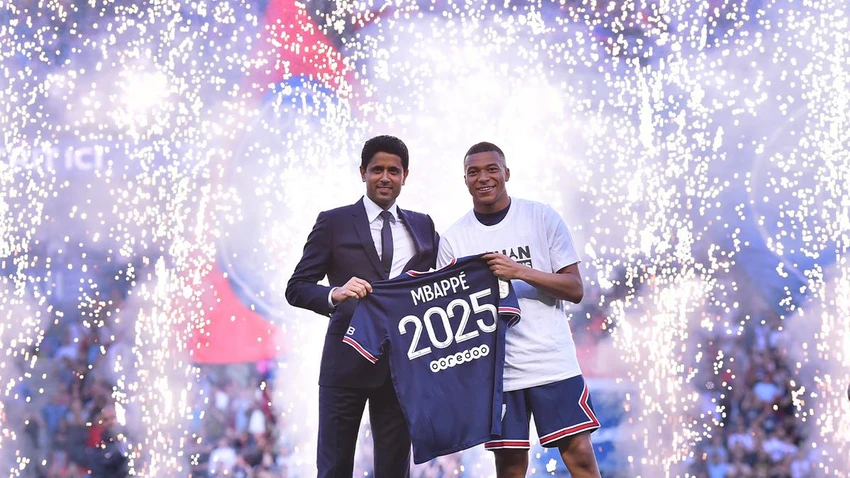 Mbappe từng "quay xe" với Real Madrid khi tái ký hợp đồng với PSG đến năm 2025. Ảnh: GETTY.