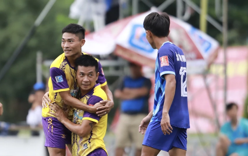Trong loạt trận ngày khai mạc, sáu cặp đấu đã cống hiến cho khán giả những màn đuổi bắt thú vị với nhiều cơn mưa gôn dưới cơn mưa trời, như Spa Lan Ngọc – Kiên Giang và My My đã níu áo nhau với 6 bàn thắng chia đôi.