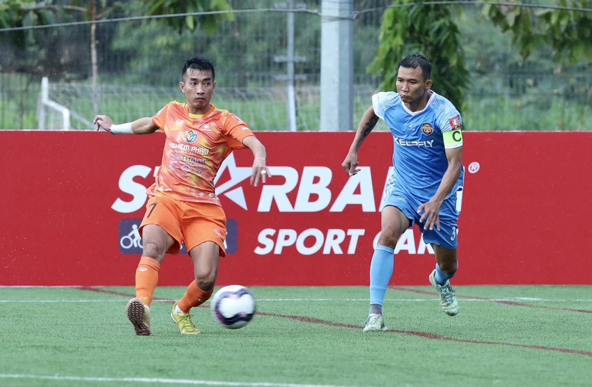 Rất may cho "cơn lốc màu da cam" khi Quả bóng vàng Futsal Phùng Trọng Luân trong một khoảnh khắc lóe sáng đã thoát khỏi sự đeo bám của cựu tuyển thủ quốc gia Đoàn Việt Cường để tung cú sút sấm sét đưa bóng đập xà ngang vào lưới ấn định 2-1.