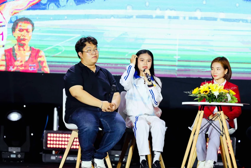 Cô gái Campuchia Bou Samnang dẫu về đích cuối cùng ở cự ly chạy 5.000 mét, vẫn kiên trì với quyết tâm không bỏ cuộc là nhân vật truyền cảm hứng sâu sắc cho người yêu thể thao. Cô gái Campuchia Bou Samnang dẫu về đích cuối cùng ở cự ly chạy 5.000 mét, vẫn kiên trì với quyết tâm không bỏ cuộc là nhân vật truyền cảm hứng sâu sắc cho người yêu thể thao.