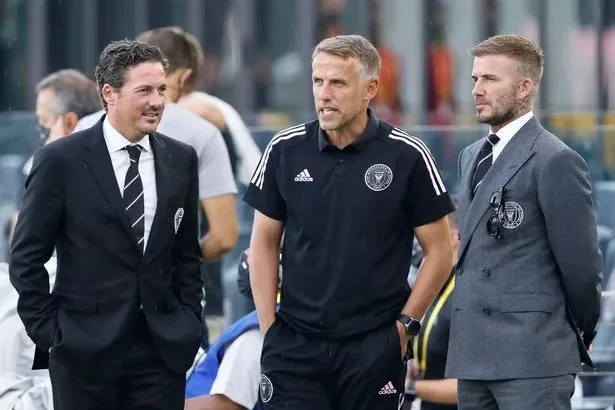 Beckham ngậm ngùi chia tay đồng đội cũ Phil Neville. Ảnh: GETTY. Beckham ngậm ngùi chia tay đồng đội cũ Phil Neville. Ảnh: GETTY.