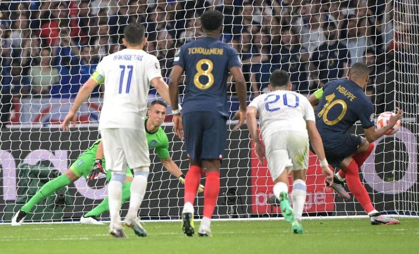 Mbappe sút thắng từ chấm 11 mét vào lưới Hy Lạp bị trọng tài từ chối nhưng sau khi xem lại VAR đã công nhận cho anh. Ảnh: GETTY. Mbappe sút thắng từ chấm 11 mét vào lưới Hy Lạp bị trọng tài từ chối nhưng sau khi xem lại VAR đã công nhận cho anh. Ảnh: GETTY.