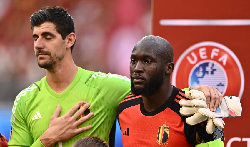 HLV Domenico Tedesco cho rằng thủ môn Courtois rời đội do không hài lòng với việc ông trao băng thủ quân tuyển Bỉ cho Lukaku. Ảnh: GETTY. HLV Domenico Tedesco cho rằng thủ môn Courtois rời đội do không hài lòng với việc ông trao băng thủ quân tuyển Bỉ cho Lukaku. Ảnh: GETTY.