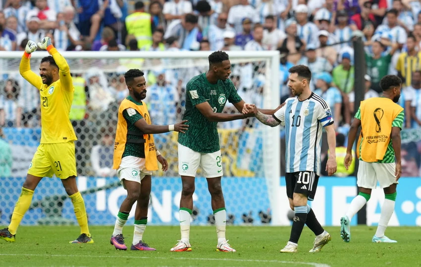 Rất may sau cú sốc khai mạc, Messi cùng đồng đội đã thức tỉnh để giành hàng loạt chiến thắng để bước lên ngôi cao nhất thế giới. Ảnh: GETTY. Rất may sau cú sốc khai mạc, Messi cùng đồng đội đã thức tỉnh để giành hàng loạt chiến thắng để bước lên ngôi cao nhất thế giới. Ảnh: GETTY.