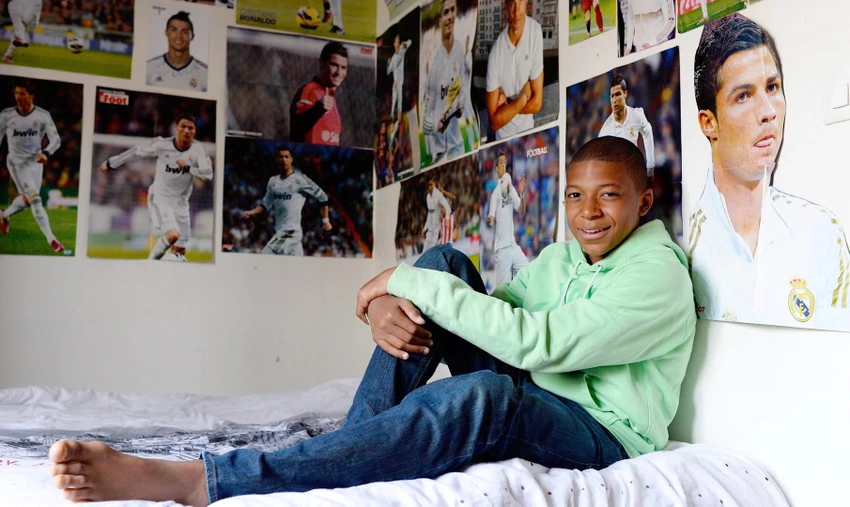Mbappe từ nhỏ đã rất thần tượng Ronaldo và còn gì sung sướng bằng khi ở trong biệt phủ của tiền đạo 5 lần giành Quả bóng vàng. Ảnh: GETTY. Mbappe từ nhỏ đã rất thần tượng Ronaldo và còn gì sung sướng bằng khi ở trong biệt phủ của tiền đạo 5 lần giành Quả bóng vàng. Ảnh: GETTY.
