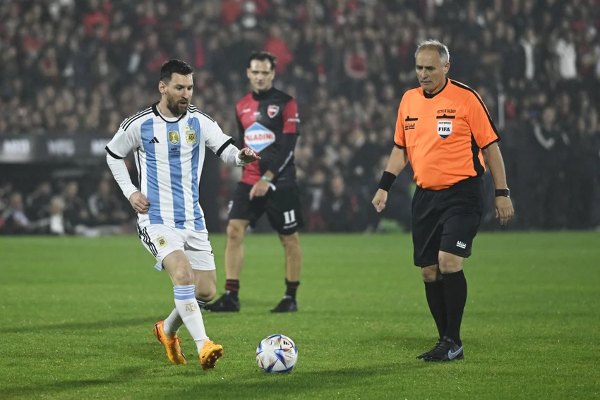 Tiền đạo người Argentina vừa lập hat trick trong trận cầu chia tay đồng đội Maxi Rodriguez. Ảnh: GETTY.