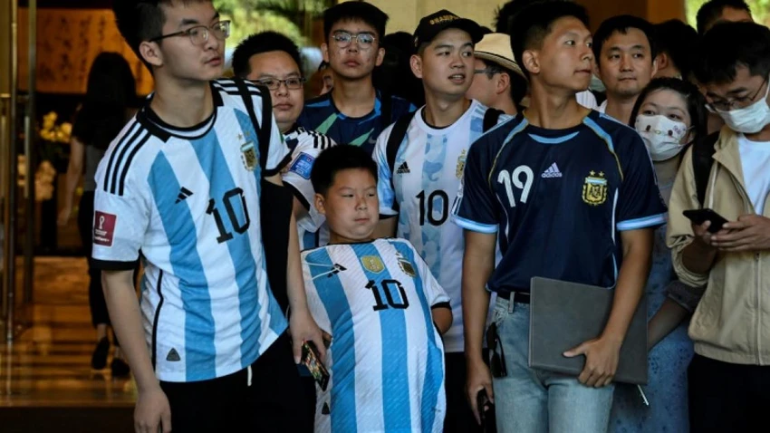 Doanh số bán áo của Messi luôn nhảy vọt khi anh về một đội bóng mới. Ảnh: GETTY. Doanh số bán áo của Messi luôn nhảy vọt khi anh về một đội bóng mới. Ảnh: GETTY.