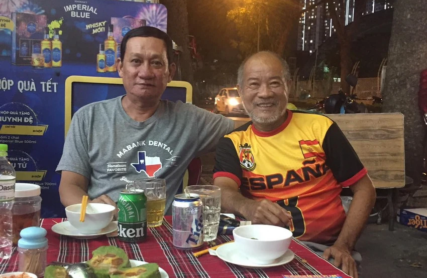 ... và thường lai rai vui vẻ như với cựu tuyển thủ Minh "nhí" dịp Tết. Ảnh: CCT. ... và thường lai rai vui vẻ như với cựu tuyển thủ Minh "nhí" dịp Tết. Ảnh: CCT.