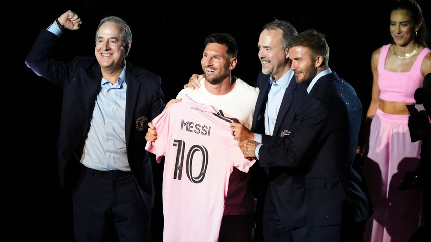 Beckham và các đồng sở hữu CLB Inter Miami hạnh phúc trong buổi ra mắt cầu thủ 7 lần giành Quả bóng vàng. Ảnh: GETTY.