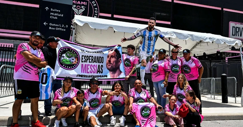 Nhiều cổ động viên chào đón Messi gia nhập Inter Miami. Ảnh: GETTY. Nhiều cổ động viên chào đón Messi gia nhập Inter Miami. Ảnh: GETTY.