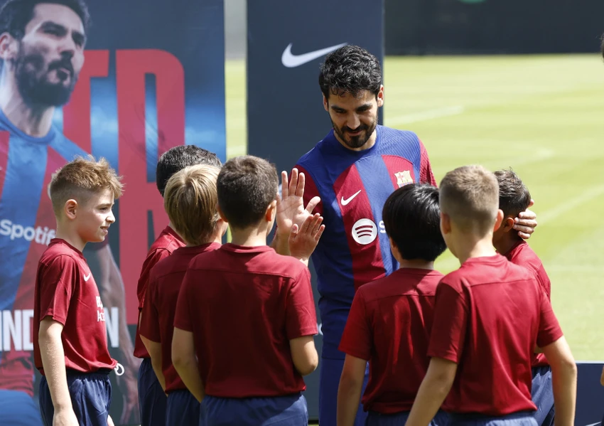 Tiền vệ cũ của Man City trong những ngày đầu vui vẻ ở Barca. Ảnh: GETTY.