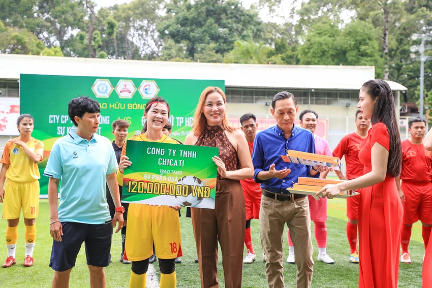Trước trận đấu giao hữu của tuyển nữ U-19 TP.HCM, công ty Chicati đã tặng cho cô trò Lưu Ngọc Mai 60 phần quà, trị giá 120 triệu đồng. Ảnh: VIỆT CƯỜNG.