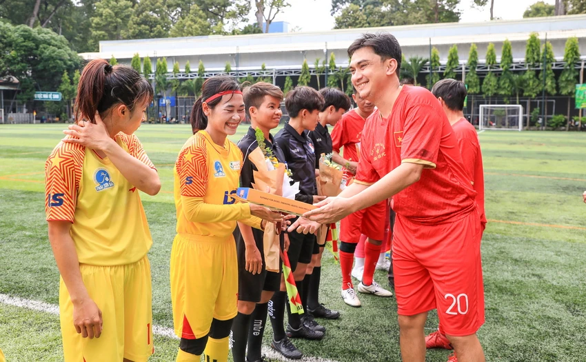 Cựu tuyển thủ Tuấn Phong, tiền vệ từng có đường chuyền độc đáo giúp Văn Quyến ghi bàn duy nhất vào lưới Hàn Quốc ở vòng loại Asian Cup 2004 hồi năm 2023 góp mặt giao lưu với các đàn em U-19 nữ TP.HCM.