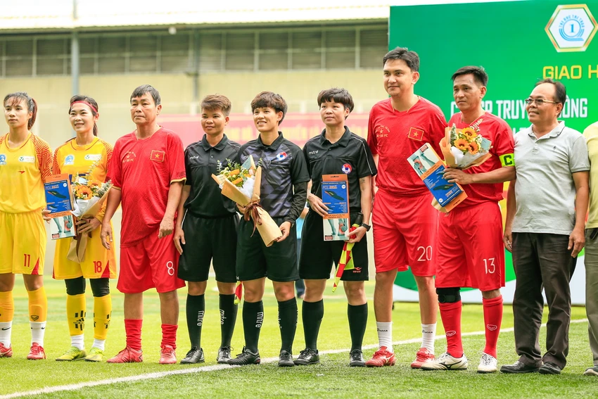 Cựu tuyển thủ Hồ Văn Lợi (8) và Tuấn Phong (20) góp mặt trong trận cầu hữu nghị với tuyển nữ U-19 TP.HCM trước khi cô trò Lưu Ngọc Mai có chuyến tập huấn để chuẩn bị giải quốc gia.