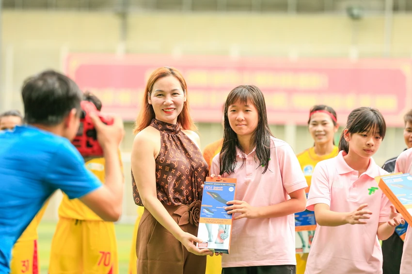 Ban huấn luyện và cầu thủ nữ U-19 TP.HCM cảm nhận trải nghiệm sản phẩm để lót giày đã được đăng ký sở hữu Trí tuệ và Thương hiệu tại Văn phòng sáng chế và nhãn hiệu Mỹ (USPTO), và đã được Chứng nhận bởi Cục quản lý Thực phẩm và Dược phẩm Mỹ (FDA).