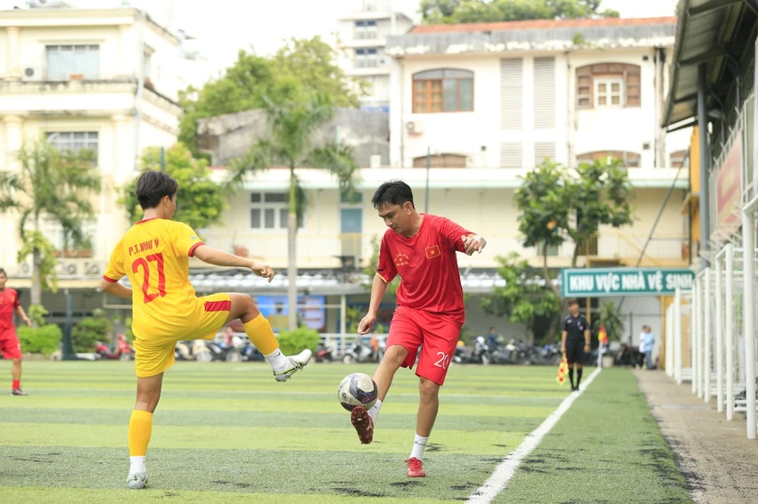 Giải nghệ bóng đá chuyên nghiệp đã lâu nhưng động tác xử lý bóng của Tuấn Phong vẫn điệu đàng như ngày nào còn đá tuyển Việt Nam.