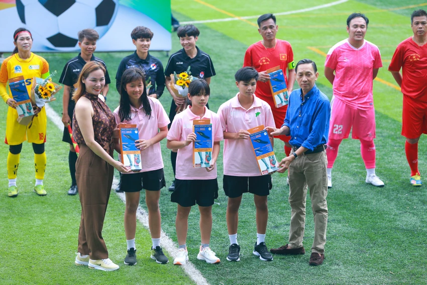 Đại diện Công ty Chicati và Trí Việt trao tặng các nữ cầu thủ sản phẩm đế lót giày P.O.L Custom Fit Orthotics – Giải pháp chỉnh hình mới trong công tác hỗ trợ và điều trị các bệnh lý về gót chân, cổ chân, bàn chân…