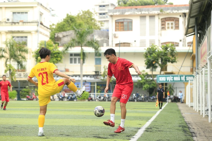 Ông chủ quán Ốc Bin phốp pháp theo dõi rất kỹ bóng đá Việt Nam và trước trận ra quân gặp nhà đương kim vô địch Mỹ ở đấu trường World Cup, cựu tiền vệ Tuấn Phong hy vọng thầy trò Mai Đức Chung ... thua ít, đồng thời trong hai trận sau vòng bảng gặp Bồ Đào Nha, Hà Lan có thể ghi một bàn thắng.