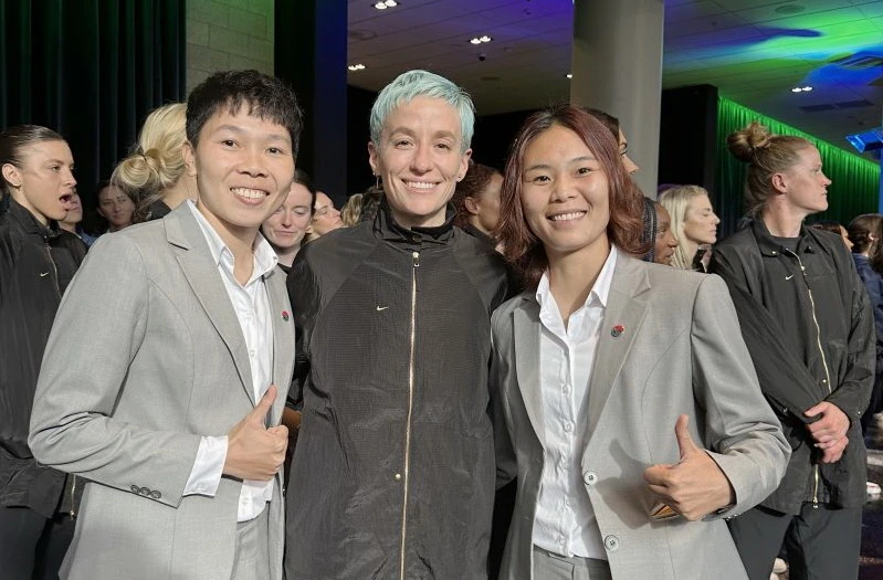 Thủ môn Kim Thanh và tiền đạo Hải Yến cùng chân sút tuyển Mỹ Megan Rapinoe. Ảnh: AN. Thủ môn Kim Thanh và tiền đạo Hải Yến cùng chân sút tuyển Mỹ Megan Rapinoe. Ảnh: AN.