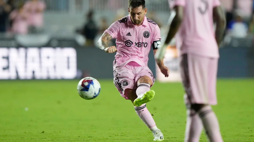 Messi tung cú sút thương hiệu ghi bàn trong trận ra mắt Inter Miami. Ảnh: GETTY. Messi tung cú sút thương hiệu ghi bàn trong trận ra mắt Inter Miami. Ảnh: GETTY.