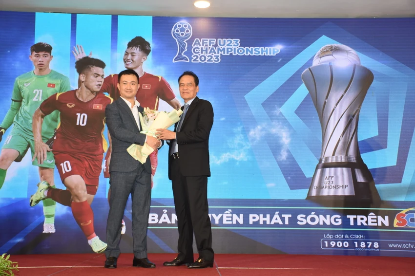 Tổng giám đốc SCTV - Trần Văn Úy tặng hoa chúc mừng cho ông Phạm Vũ Đức - Giám đốc Kinh doanh cấp cao khu vực châu Á Thái Bình Dương (đại diện U-23 AFF). Ảnh: BẢO ANH. Tổng giám đốc SCTV - Trần Văn Úy tặng hoa chúc mừng cho ông Phạm Vũ Đức - Giám đốc Kinh doanh cấp cao khu vực châu Á Thái Bình Dương (đại diện U-23 AFF). Ảnh: BẢO ANH.