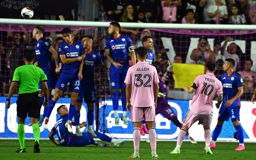 Cú sút phạt đẹp mắt của Messi làm tung lưới Cruz Azul. Ảnh: GETTY.