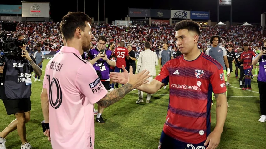 Alan Velasco thỏa mãn niềm mơ ước khi có dịp chơi bóng với thần tượng Messi. Ảnh: GETTY. Alan Velasco thỏa mãn niềm mơ ước khi có dịp chơi bóng với thần tượng Messi. Ảnh: GETTY.