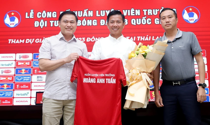 HLV Hoàng Anh Tuấn chính thức ngồi ghế nóng U-23 Việt Nam tham dự giải U-23 Đông Nam Á. Ảnh: VFF. HLV Hoàng Anh Tuấn chính thức ngồi ghế nóng U-23 Việt Nam tham dự giải U-23 Đông Nam Á. Ảnh: VFF.