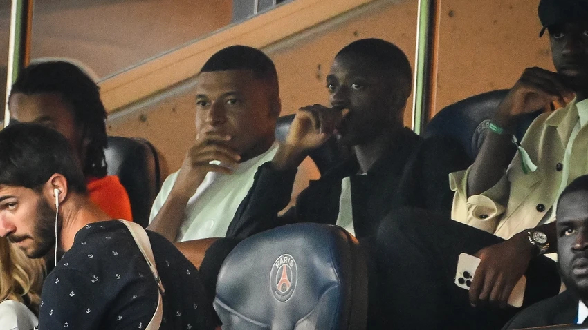 Mbappe ngồi với Dembele trên khán đài trong trận PSG hòa không bàn thắng với Lorient. Ảnh: GETTY. Mbappe ngồi với Dembele trên khán đài trong trận PSG hòa không bàn thắng với Lorient. Ảnh: GETTY.