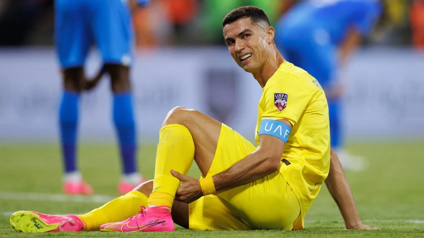 Đội trưởng Al Nassr bị chấn thương phải rời sân khi trận đấu còn 5 phút nữa mới kết thúc. Ảnh: GETTY. Đội trưởng Al Nassr bị chấn thương phải rời sân khi trận đấu còn 5 phút nữa mới kết thúc. Ảnh: GETTY.