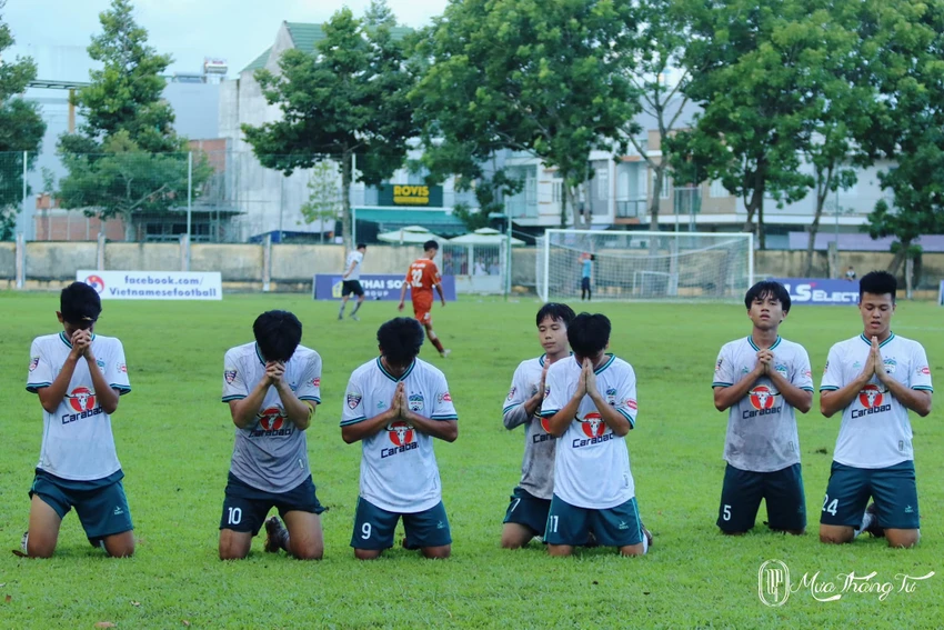 Các cầu thủ U-15 HA Gia Lai tưởng niệm thầy Dương Minh Ninh, bác sĩ Đào Trọng Trí, cầu thủ Paollo. Ảnh: CLB Các cầu thủ U-15 HA Gia Lai tưởng niệm thầy Dương Minh Ninh, bác sĩ Đào Trọng Trí, cầu thủ Paollo. Ảnh: CLB