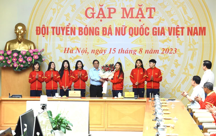 Người đứng đầu Chính phủ chúc mừng và biểu dương những thành tích xuất sắc của các cô gái bóng đá Việt Nam. Ảnh: VFF. Người đứng đầu Chính phủ chúc mừng và biểu dương những thành tích xuất sắc của các cô gái bóng đá Việt Nam. Ảnh: VFF.