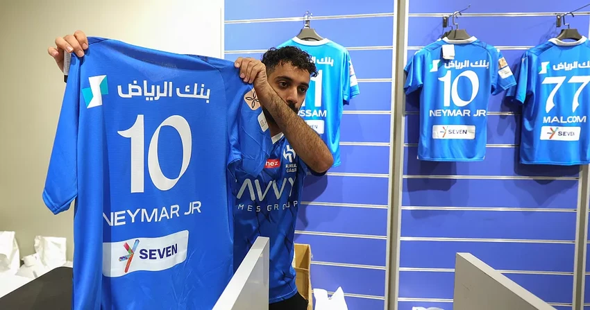 Hơn 10.000 áo đấu của Neymar ở đội bóng mới Hilal đã bán hết sạch khi anh đến Saudi Arabia. Ảnh: GETTY. Hơn 10.000 áo đấu của Neymar ở đội bóng mới Hilal đã bán hết sạch khi anh đến Saudi Arabia. Ảnh: GETTY.