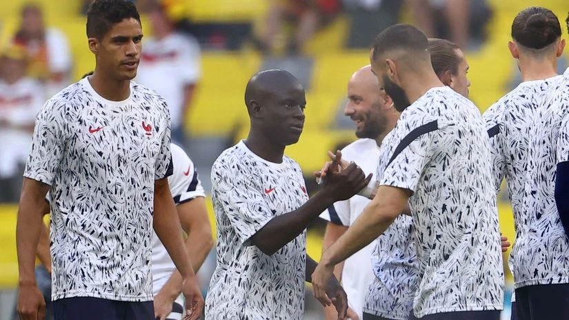 Hai đàn anh Kante và Benzema đang "chiêu dụ" Varane gia nhập làng bóng Saudi Arabia. Ảnh: GETTY. Hai đàn anh Kante và Benzema đang "chiêu dụ" Varane gia nhập làng bóng Saudi Arabia. Ảnh: GETTY.