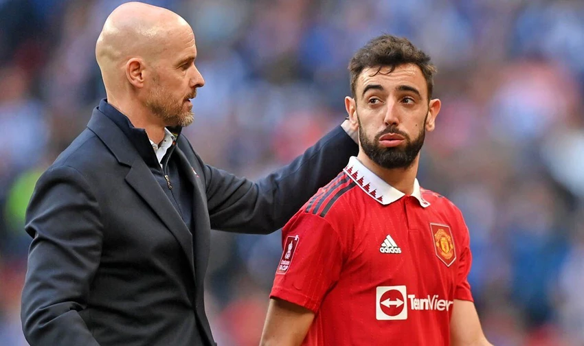 Đầu mùa này, HLV Ten Hag đã tước băng đội trưởng của Maguire trao cho Bruno. Ảnh: GETTY. Đầu mùa này, HLV Ten Hag đã tước băng đội trưởng của Maguire trao cho Bruno. Ảnh: GETTY.