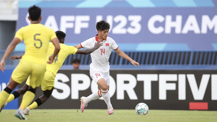 Quốc Việt có bàn thắng nhân đôi cách biệt rất đẹp cho đội tuyển U-23 Việt Nam từ ngoài vòng cấm đưa bóng vào lưới Malaysia. Ảnh: ANH THỎA. Quốc Việt có bàn thắng nhân đôi cách biệt rất đẹp cho đội tuyển U-23 Việt Nam từ ngoài vòng cấm đưa bóng vào lưới Malaysia. Ảnh: ANH THỎA.