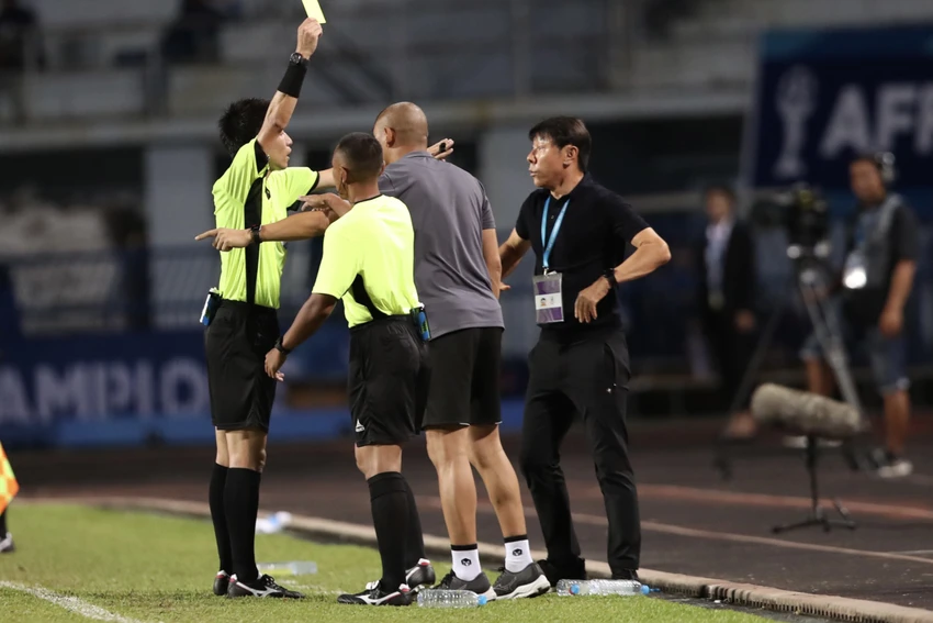 HLV Shin Tae-yong bị trọng tài phạt thẻ vàng vì lỗi phản ứng. Ảnh: ANH THỎA.