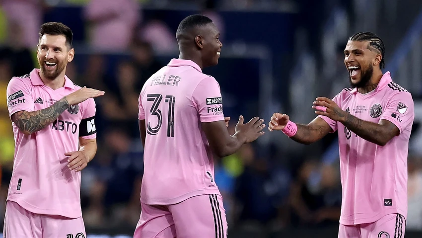 Trung vệ Kamal Miller hài hước nói sự xuất hiện của Messi khiến anh mất tập trung vào nhiệm vụ của mình vì mải mê xem tiền đạo 7 lần giành Quả bóng vàng thi đấu. Ảnh: GETTY.