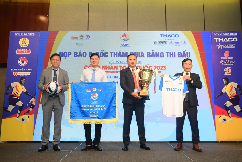 Các nhà tổ chức giới thiệu các vật phẩm gồm bóng thi đấu, cờ thi đấu, cúp vô địch và áo đấu tại buổi họp báo sáng 31-8. Ảnh: AN. Các nhà tổ chức giới thiệu các vật phẩm gồm bóng thi đấu, cờ thi đấu, cúp vô địch và áo đấu tại buổi họp báo sáng 31-8. Ảnh: AN.