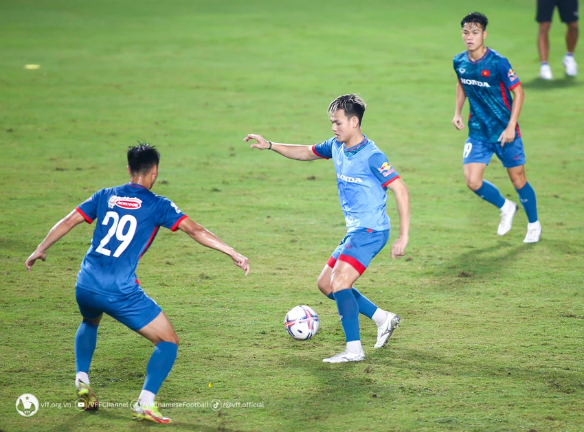 Hậu vệ Tấn Tài tích cực tập luyện cùng đồng đội. Ảnh: VFF. Hậu vệ Tấn Tài tích cực tập luyện cùng đồng đội. Ảnh: VFF.