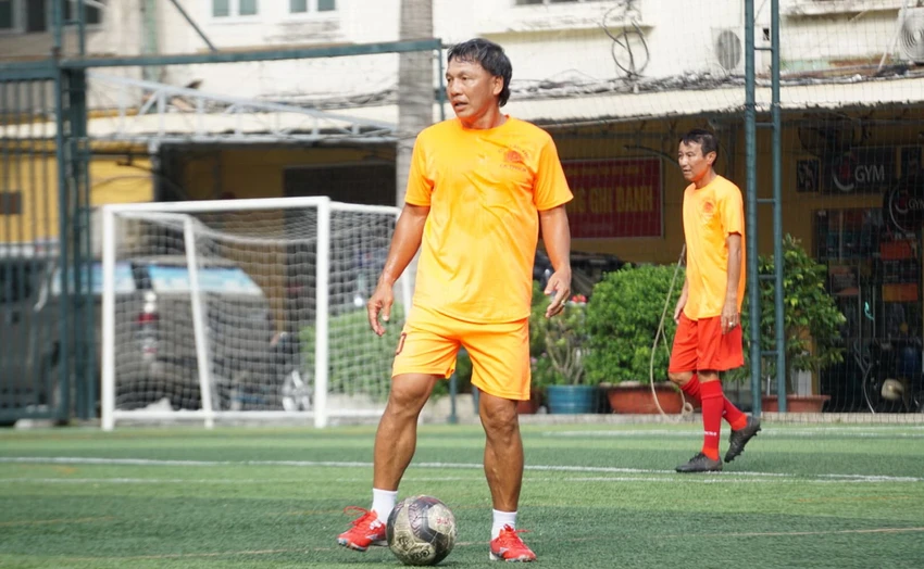 Cựu tiền vệ Liêm Thanh cùng lứa với Nguyễn Chí Bảo, Huỳnh Đức, Trần Minh Chiến,... một thời vang danh ở đội CA TP.HCM và đội tuyển quốc gia. Có đông đảo cựu cầu thủ góp mặt trong trận cầu thiện nguyện như Lương Quốc Lộc, Sỹ Thành, Trình Hận Quốc Bảo, Hoàng Hùng, Phùng Thanh Phương hay xuất thân từ các "lò" Hoa Lư, Tao Đàn, Quân khu 7 như Xuân Anh, Nguyễn Thành Tài, Phương Tú, Anh Quân,... hay 'thủ môn quốc dân" Huỳnh Tấn Phước. Cựu tiền vệ Liêm Thanh cùng lứa với Nguyễn Chí Bảo, Huỳnh Đức, Trần Minh Chiến,... một thời vang danh ở đội CA TP.HCM và đội tuyển quốc gia. Có đông đảo cựu cầu thủ góp mặt trong trận cầu thiện nguyện như Lương Quốc Lộc, Sỹ Thành, Trình Hận Quốc Bảo, Hoàng Hùng, Phùng Thanh Phương hay xuất thân từ các "lò" Hoa Lư, Tao Đàn, Quân khu 7 như Xuân Anh, Nguyễn Thành Tài, Phương Tú, Anh Quân,... hay 'thủ môn quốc dân" Huỳnh Tấn Phước.
