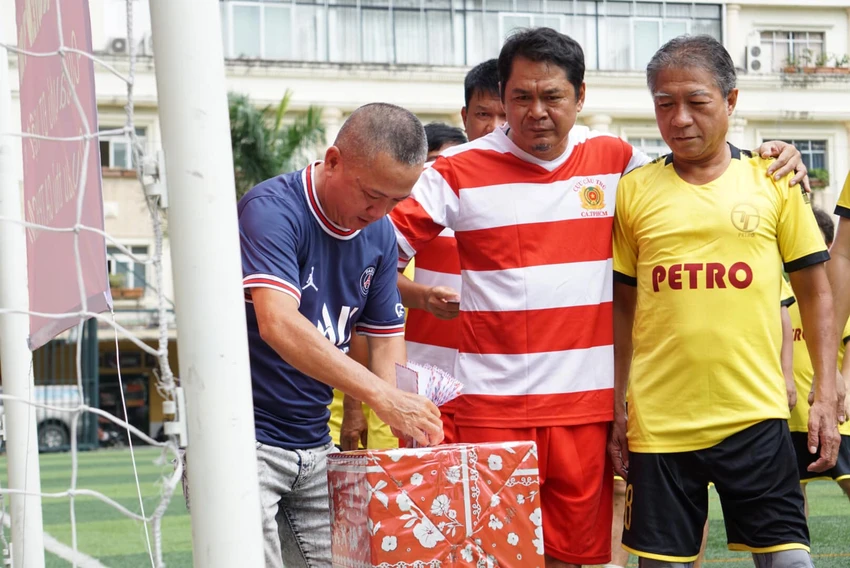 Cựu cầu thủ Trần Bá Phúc, Lương Vĩnh Lễ,... cùng những người bạn chung tay hỗ trợ gia đình bạn đá bóng Nguyễn Chí Bảo vừa qua đời. Cựu cầu thủ Trần Bá Phúc, Lương Vĩnh Lễ,... cùng những người bạn chung tay hỗ trợ gia đình bạn đá bóng Nguyễn Chí Bảo vừa qua đời.