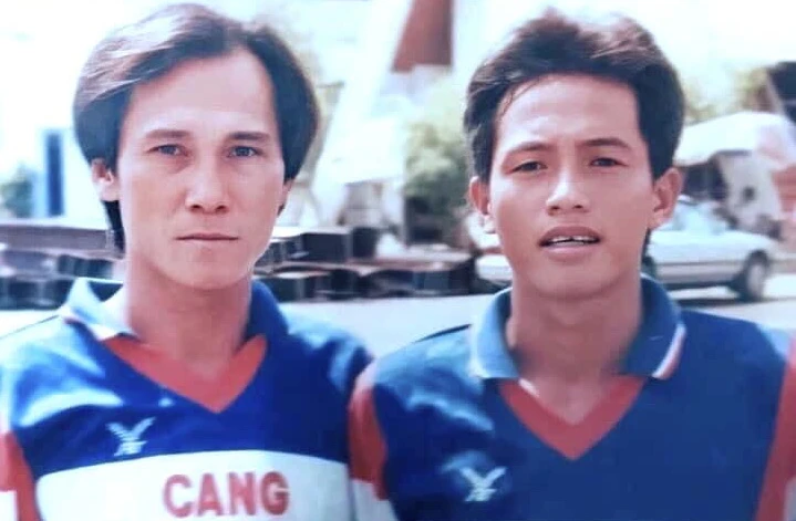 ... và trong màu áo Cảng Sài Gòn với đàn anh Hồ Văn Tam. Ảnh: NGUYỄN AN - TL. ... và trong màu áo Cảng Sài Gòn với đàn anh Hồ Văn Tam. Ảnh: NGUYỄN AN - TL.