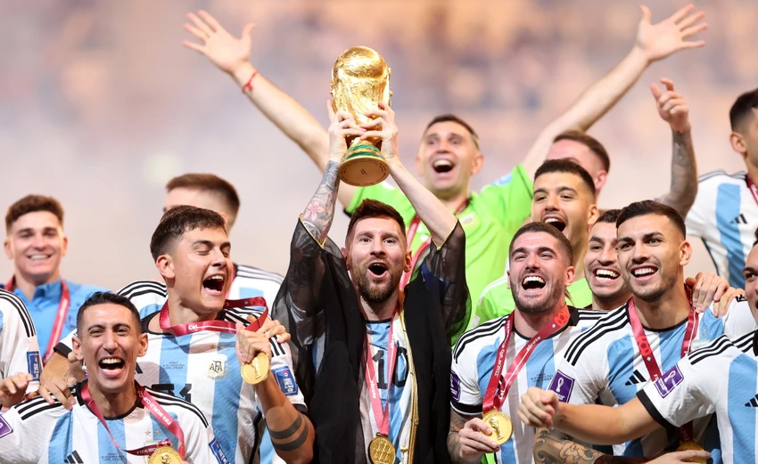 Tiền đạo 7 lần giành Quả bóng vàng cùng đồng đội đăng quang cúp thế giới 2022 tại Qatar. Ảnh: GETTY. Tiền đạo 7 lần giành Quả bóng vàng cùng đồng đội đăng quang cúp thế giới 2022 tại Qatar. Ảnh: GETTY.